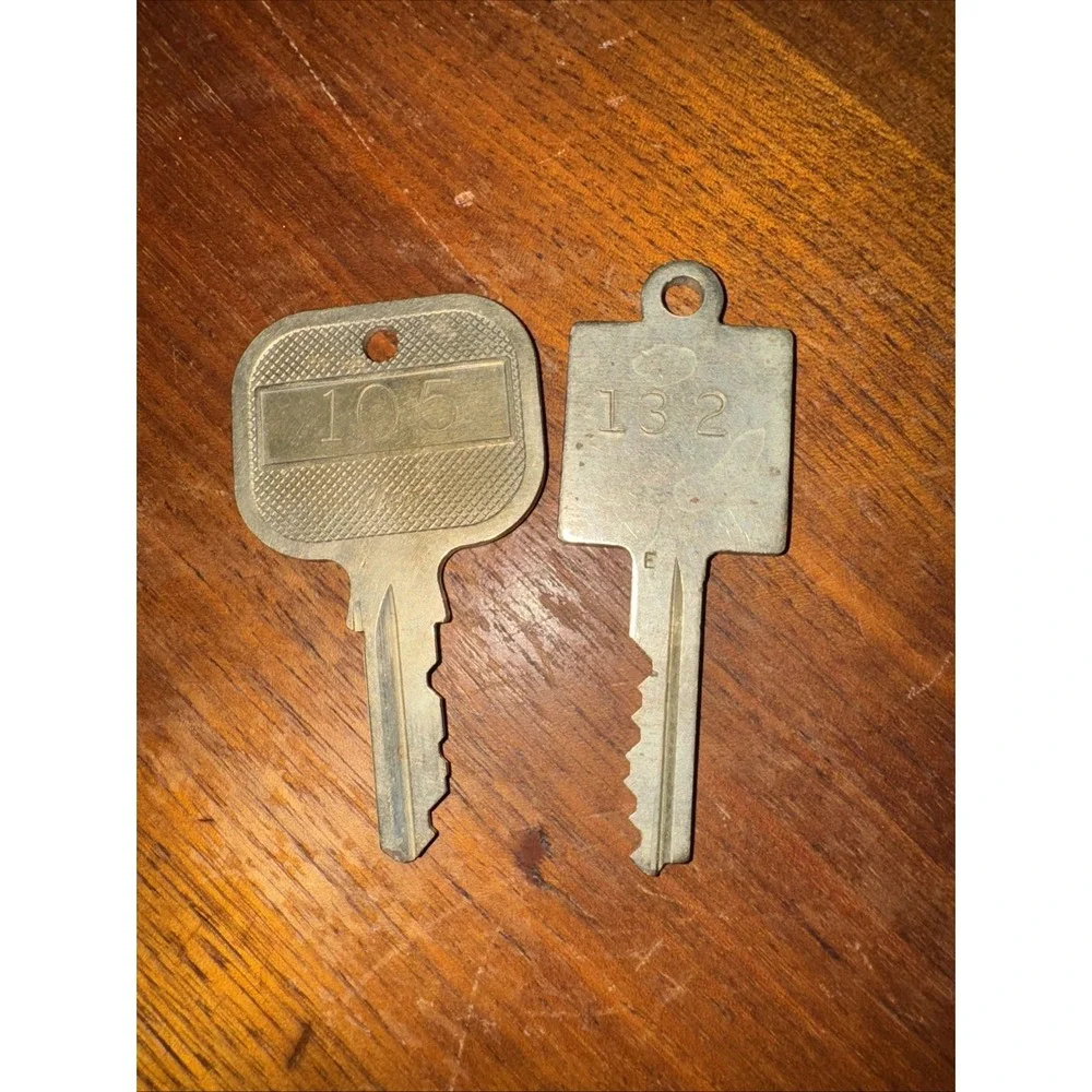 Lot‎ Of 2 Vintage Hotel/motel Room Keys #105 And#132